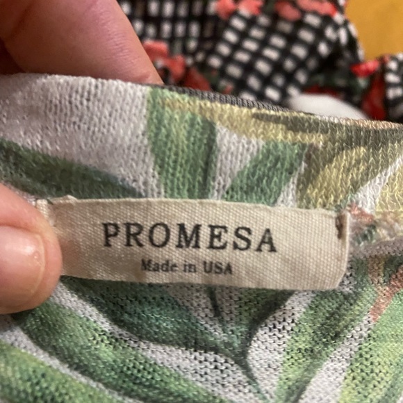 Lot of 2 Womens tops. - Picture 4 of 6